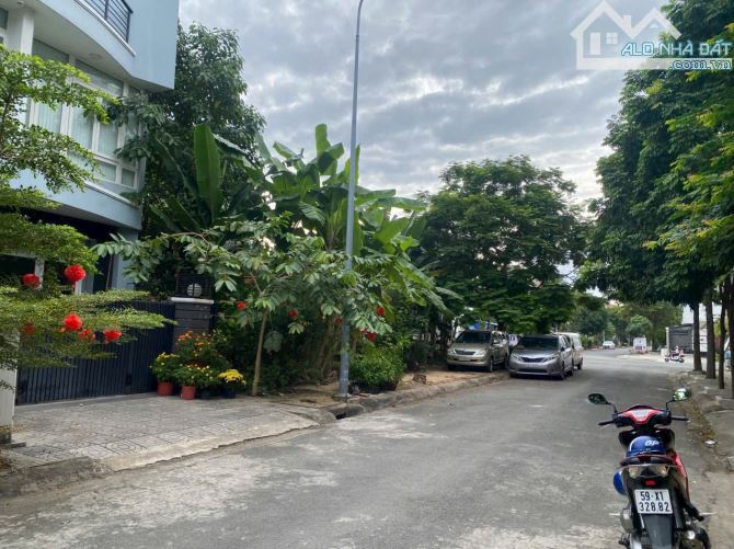Đất MT đường số 11 KDC Khang Điền gần trục 30mét