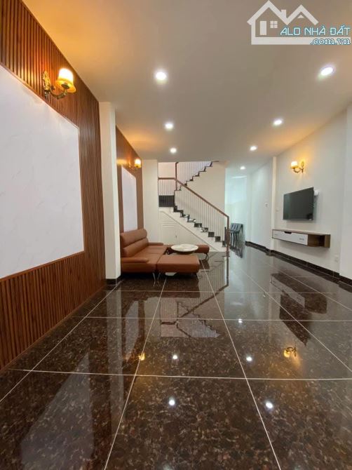 Cần bán nhà 1 trệt, 1 lầu, 3phong ngủ ngay trung tâm tp Đà Lạt. 7ti2