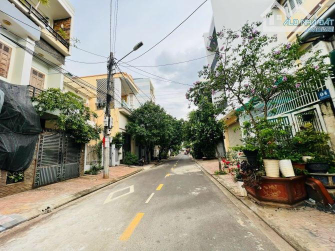 LÔ ĐẤT MT SƯƠNG NGUYỆT ÁNH NGAY TTTM PHÚ XUÂN - DT: 5X21M - GIÁ: 6,1 TỶ