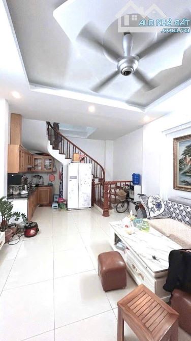 Thông số vàng phố Giáp Bát 40m2, 5 tầng Hoàng Mai, cách phố 50m, gần ô tô