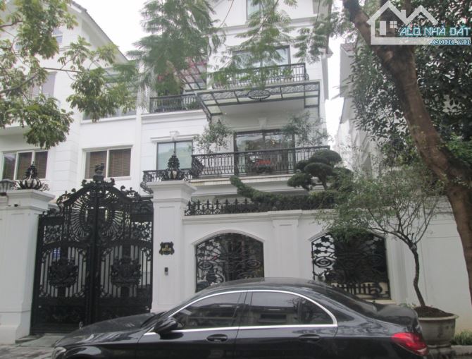 Bán nhà Lideco quốc lộ 32 view vườn hoa cạnh hồ điều hòa 230m2 chỉ 26.8 tỷ.