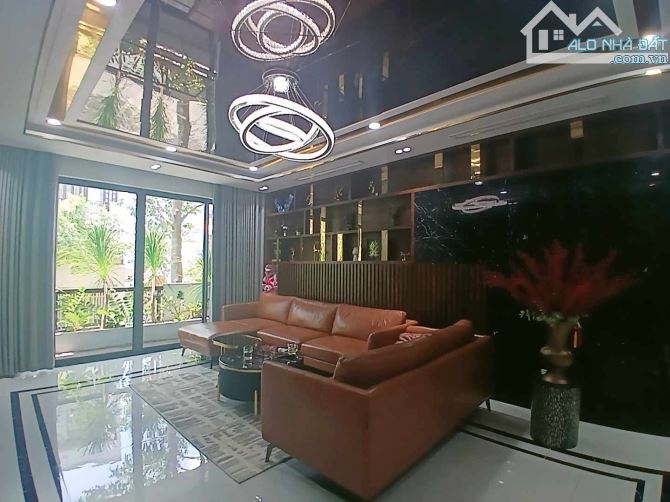 Siêu Phẩm 4 Tầng Mặt Tiền Đường D2 Quận 9 TNPA 110m2 Giá 15 Tỷ 900