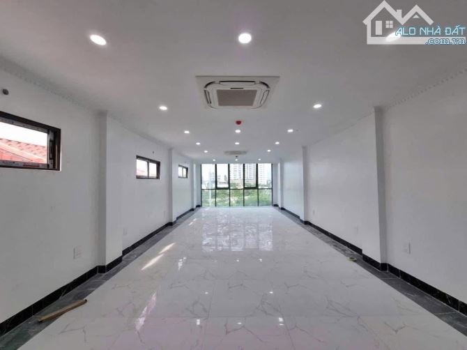 Toà văn phòng Hoàng Quốc Việt, 80m2, 8 tầng thang máy, mt 4.8m, vỉa hè oto, 42 tỷ