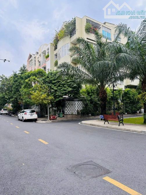 Bán nhà hxh Nguyễn Trọng Tuyển P1 Q.TB.. Dt: 10x21m- 3 tầng- giá 33,5 tỷ