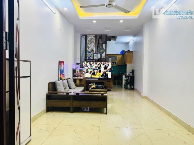 Bán nhà đẹp 2 thoáng Trương Định- Hoàng Mai, 32m2, 5 Tầng giá 5.8 tỷ, gần Ô tô ,sổ vuông