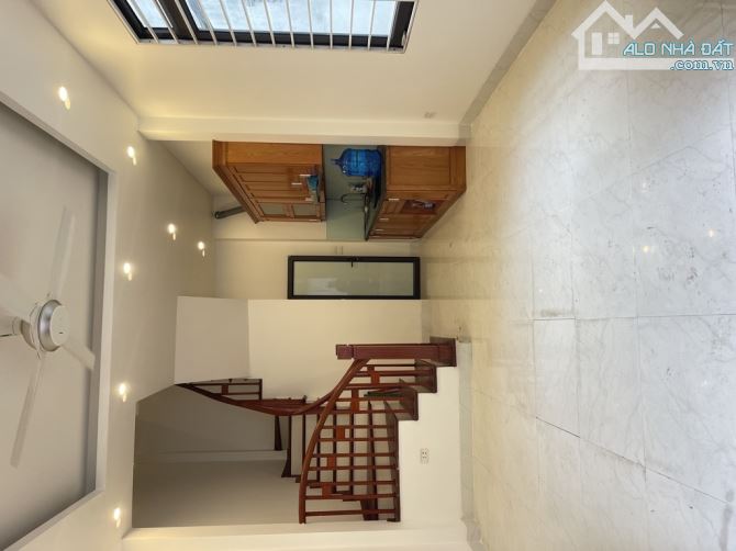 Oto đỗ cổng - Lô góc - 35m2 x 5 tầng , phố Nguyễn Văn Linh, không lỗi PT - 1
