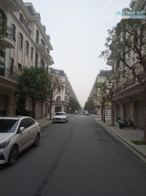 Bán Biệt thự Đan Phượng, Đối diện Vincom Mega Mall - 1