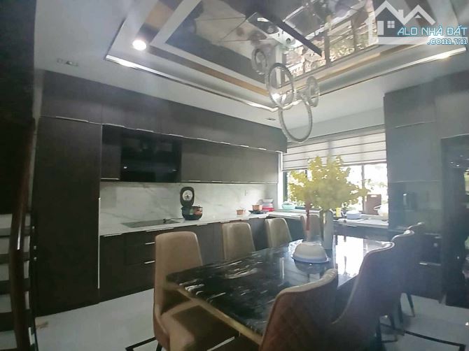 Siêu Phẩm 4 Tầng Mặt Tiền Đường D2 Quận 9 TNPA 110m2 Giá 15 Tỷ 900 - 1