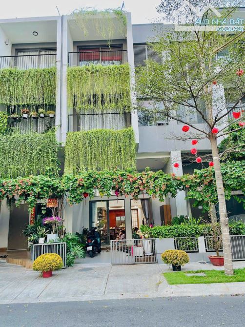 Bán Nhà Phố the Standard Bình Dương cách AEON 5
