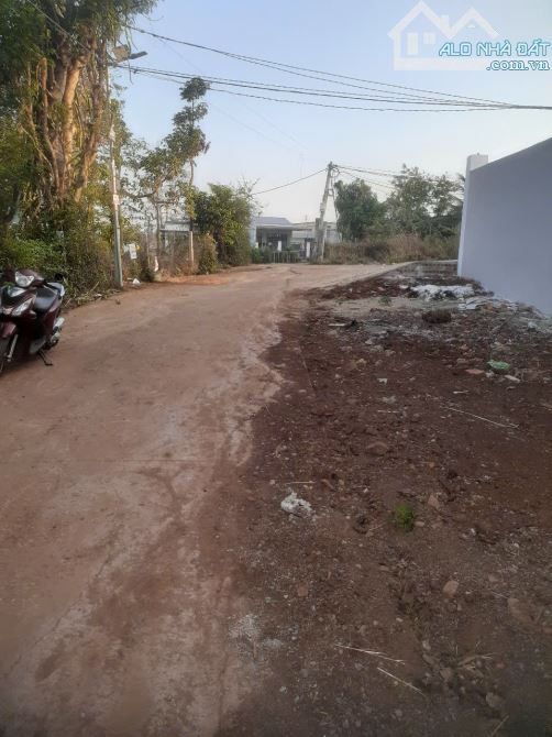 Đất cuối Y Moan rẻ trái hẻm 451 đường bê tông - 1