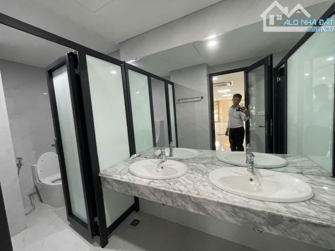 Cho Thuê Toà 82 Trần Thái Tông, DT 350M2, MT 40M, 1O Tầng 1 Hầm, Lô Góc 3 Mặt Thoáng - 18