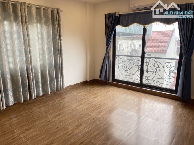 Oto đỗ cổng - Lô góc - 35m2 x 5 tầng , phố Nguyễn Văn Linh, không lỗi PT - 2