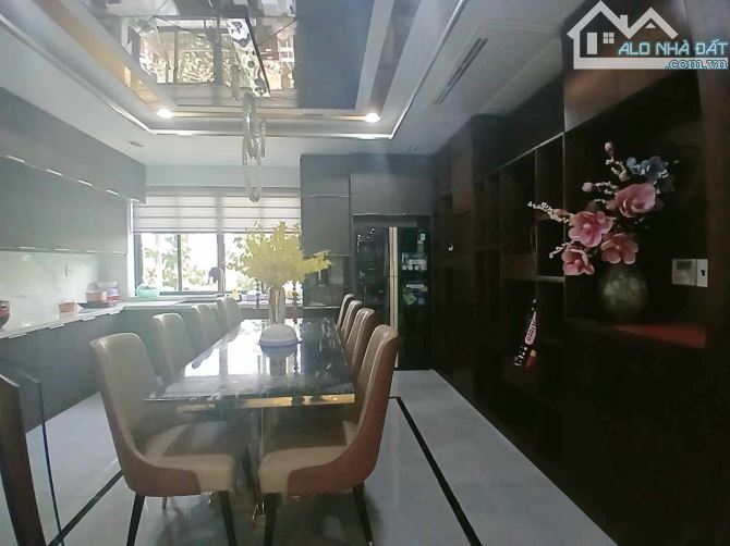 Siêu Phẩm 4 Tầng Mặt Tiền Đường D2 Quận 9 TNPA 110m2 Giá 15 Tỷ 900 - 2