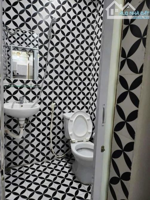 BÁN CĂN HỘ TẬP THỂ TẦNG 3 BỘ CÔNG AN VĂN HƯƠNG 2 TỶ - 3