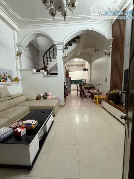 BÁN NHÀ NGUYỄN CHÍNH - GIÁ ĐẦU TƯ - DÂN XÂY CHẮC CHẮN - TRƯỚC NHÀ RỘNG 3M - CÁCH OTO 15M - 4