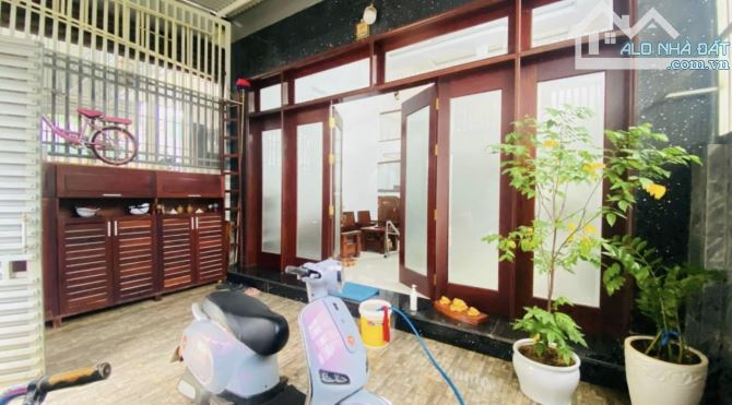 BÁN NHÀ MÊ ĐẦU HẺM 23 NGUYỄN KHUYẾN - TÂN LỢI - DT: 6x26,8m - H: ĐÔNG BẮC - 5,35 TỶ - 4
