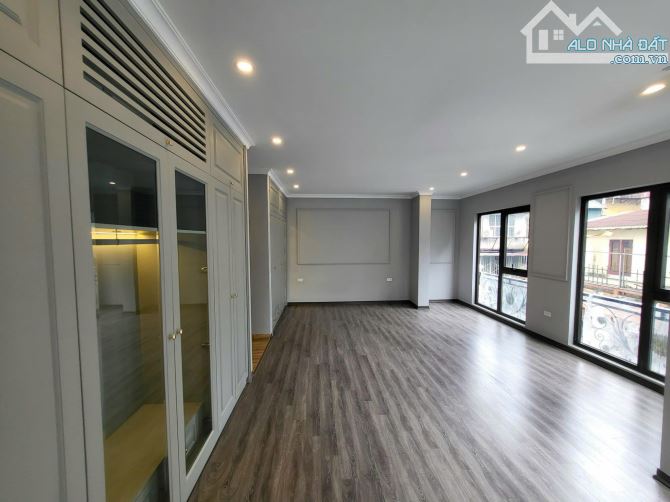 Lô góc Nguyên Hồng, 3 thoáng, Dòng tiền vip, 3 oto tránh, 8 tầng TM. 72m2, MT 17m. 53.4 tỷ - 5