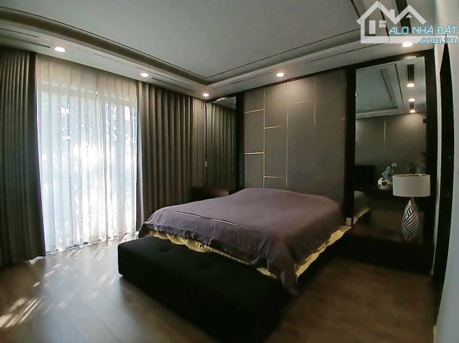 Siêu Phẩm 4 Tầng Mặt Tiền Đường D2 Quận 9 TNPA 110m2 Giá 15 Tỷ 900 - 6