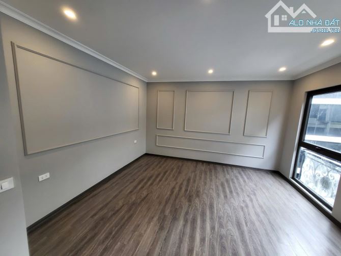 Lô góc Nguyên Hồng, 3 thoáng, Dòng tiền vip, 3 oto tránh, 8 tầng TM. 72m2, MT 17m. 53.4 tỷ - 6