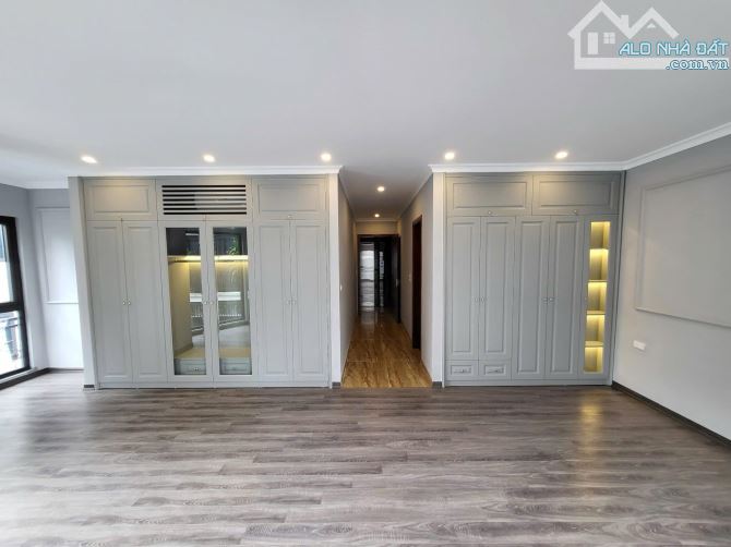 Lô góc Nguyên Hồng, 3 thoáng, Dòng tiền vip, 3 oto tránh, 8 tầng TM. 72m2, MT 17m. 53.4 tỷ - 8