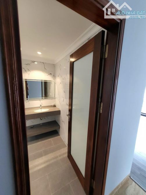 Lô góc Nguyên Hồng, 3 thoáng, Dòng tiền vip, 3 oto tránh, 8 tầng TM. 72m2, MT 17m. 53.4 tỷ - 9