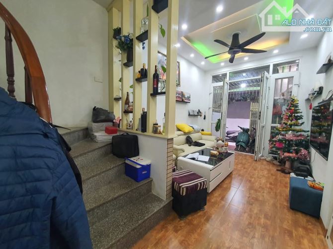 NHÀ ĐẸP LÔ GÓC NGÕ THÔNG GẦN ÔTÔ PHỐ TÂN TRIỀU SỞ HỮU NGAY 40m2 -4tầng .Giá: 6,8tỷ.
