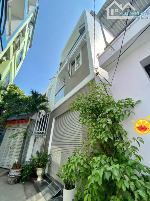 HẺM 3.5M -  SÁT MẶT TỀN PHẠM VĂN ĐỒNG - 37M2 NGANG CHUẨN 4M 3 TẦNG - NỞ HẬU