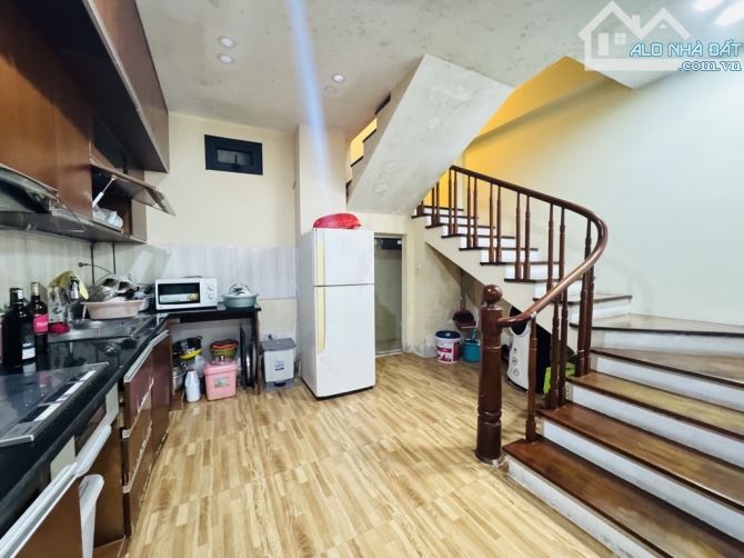 NGÕ NÔNG GẦN PHỐ - NHÀ DÂN XÂY - KHUNG CỘT CHẮC CHẮN 194 Đội Cấn 45 m 4 tầng 3 ngủ 9.1 tỷ.