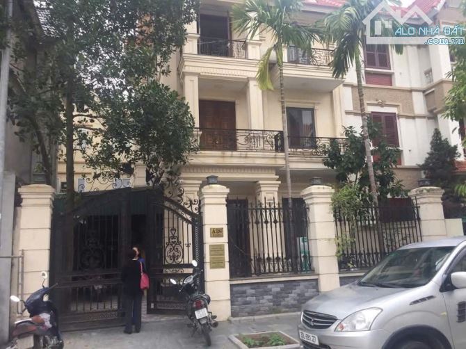 Cho thuê biệt thự Việt Hưng Long Biên 180 m, 4 tầng, mặt tiền KD 7 m, giá 32 triệu, làm VP