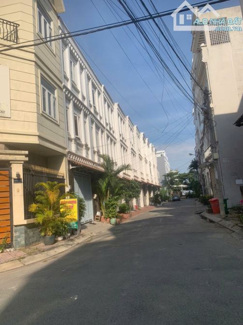Nhà 3 tầng ngay đường 827, sát vòng xoay Phú Hữu giáp Quận 2. Thuận tiện mua ở đi làm