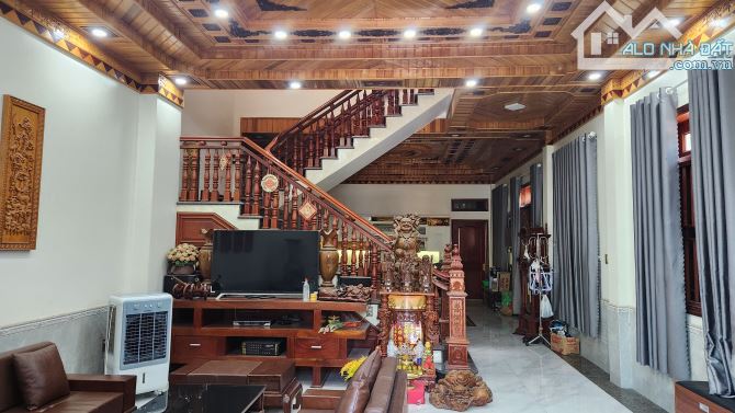 Nhà 2 mt đường 227m2, nhà mới, nội thất gỗ cao cấp.