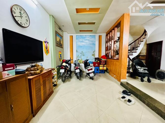 Ngõ hơn 4m - Cách mặt phố Chính Kinh chỉ vài bước chân – Chào 13tỷ diện tích 50m2