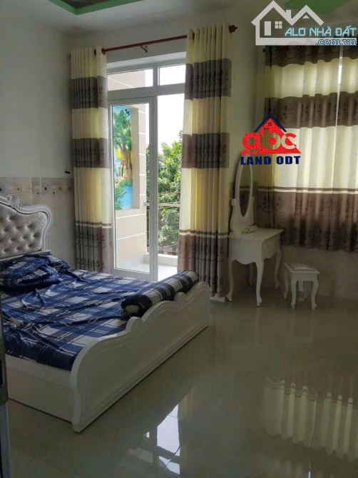 Hơn 80m2 Sổ Hồng Riêng Full Thổ Cư , Gốc 2 Mặt Tiền - 1