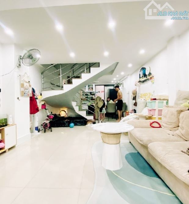 NGAY VẠN HẠNH MALL QUẬN 10 - 52M² - 3 TẦNG - 3PN - HOÀN CÔNG CHỈ 8.3 TỶ - 1