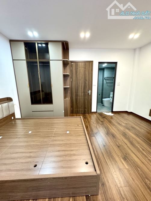 PHÂN LÔ CỔ LINH - 35M x 5 TẦNG - HƠN 5 TỶ - NHÀ MỚI ĐẸP - FULL NỘI THẤT - Ô TÔ ĐỖ CỔNG - 2