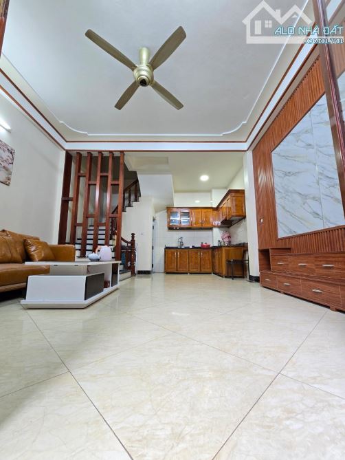 Bán nhà Hoa Lâm Long Biên  nội thất sang trọng chỉ việc xách vali về ở luôn - 2