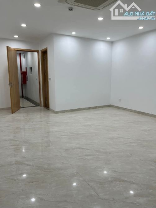 Phân lô vip đường đôi Trung Kính cách phố 25m. Giá 23 tỷ, dt 65m2x5t đẹp; 2 thoáng; nội - 2