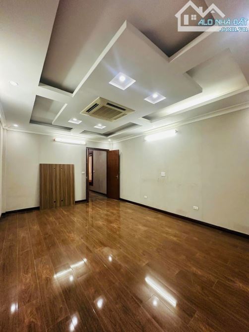 Bán nhà mặt phố Linh Lang, 100m2, 7T, mt 4.5m, Ô tô tránh, Giá đẹp! - 2