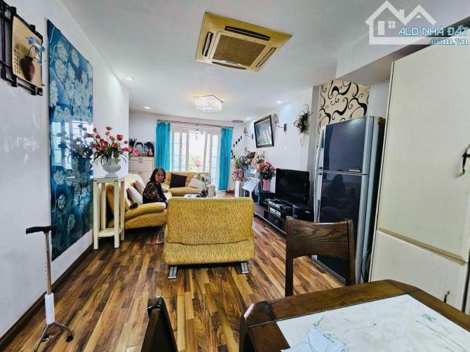 BÁN NHÀ MẶT PHỐ TRÀNG TIỀN – HOÀN KIẾM 	•	Diện tích: 56m² x 2 tầng (tổng 104m²) 	•	Mặt tiề - 4