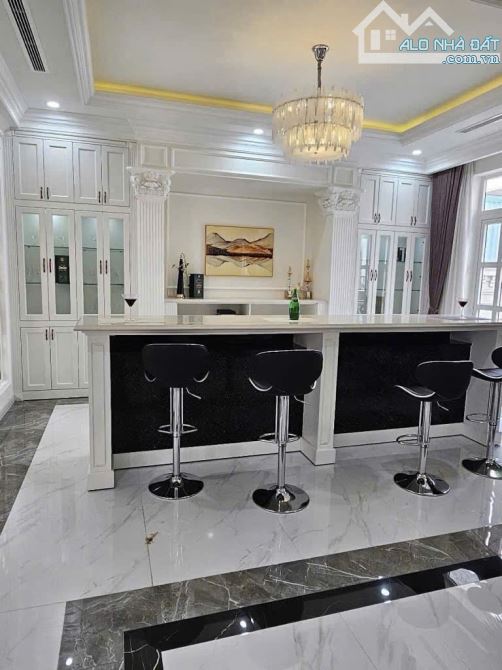 GIẢM  SÂU 10 TỶ DINH THỰ CỦA HOA HẬU KHU VIP KIỀU ĐÀM QUẬN 7 556M2 4 LẦU - 4