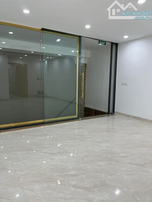 Phân lô vip đường đôi Trung Kính cách phố 25m. Giá 23 tỷ, dt 65m2x5t đẹp; 2 thoáng; nội - 4