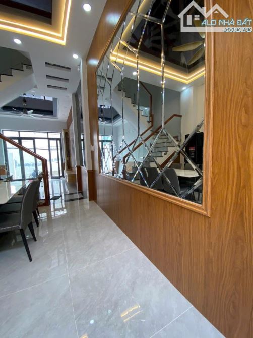 QUẬN 7 BÁN NHÀ XÂY MỚI 2 LẦU GIÁ CHỈ 6.9 TỶ ngay cạnh ngã tư Nguyễn Thị Thập 4x15m - 5