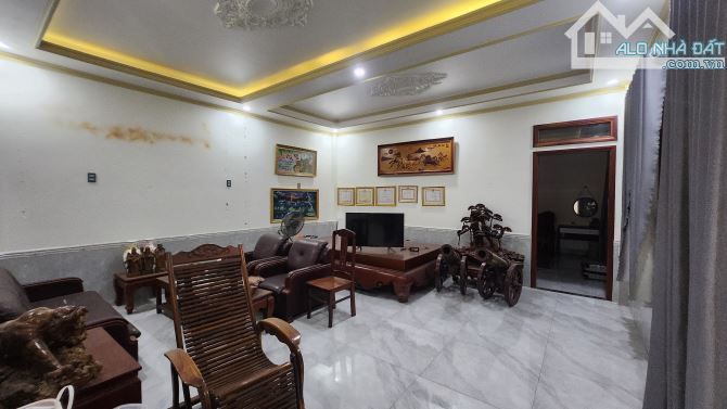 Nhà 2 mt đường 227m2, nhà mới, nội thất gỗ cao cấp. - 8