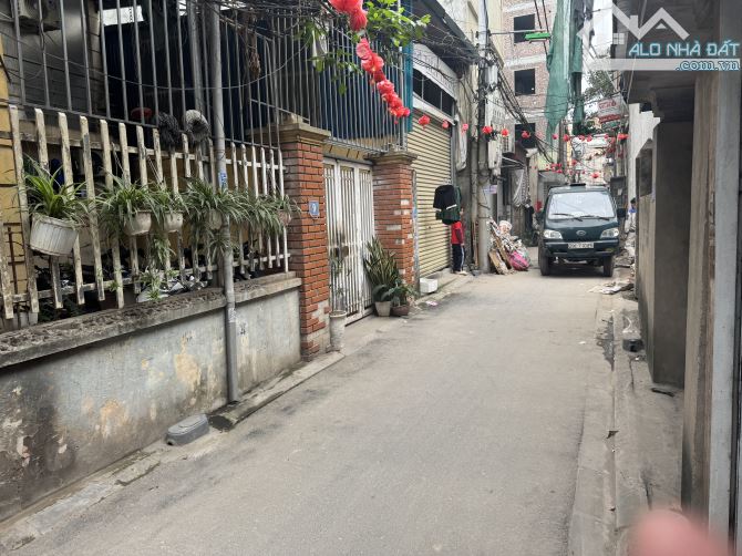 CẦN BÁN ĐẤT TRÂU QUỲ - GIA LÂM ,  67M SẴN NHÀ 2 TẦNG CÓ DÒNG TIỀN CHO THUÊ .