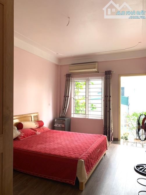Bán nhà Nguyễn Văn Linh ô tô đỗ cổng dt 35m vị trí vàng