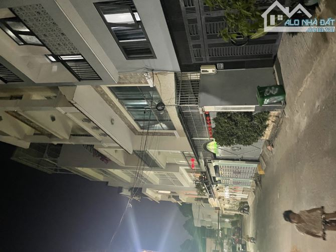 16 tỷ nhà ĐÀO DUY ANH Phú nhuận,HXH sát công viên Gia Định,DT:4,2 X 20 với 5 lầu lệch tần.