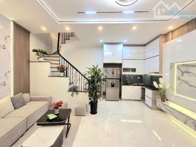 Minh Khai - 36m x 5T, ngõ 3 gác tránh xe máy, 10m ô tô đỗ, nhà mới thoáng sáng