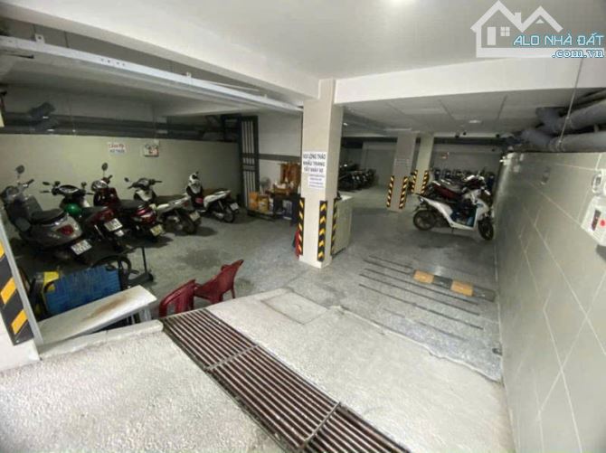 Bán CHDV Dòng Tiền 1.2 Tỷ/Năm, 161m2, Ngang Khủng Hơn 8m, 8 Tầng Thang Máy, Chỉ 40 Tỷ TL.