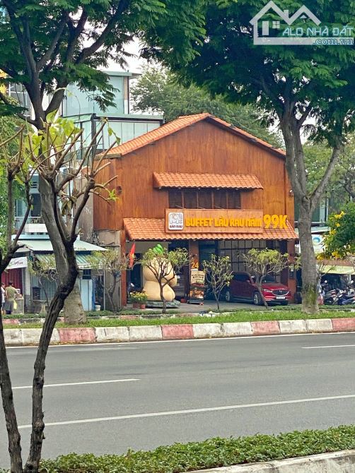 Nhà MT Phạm Văn Đồng - Vòng Xoay Nguyễn Thái Sơn DT:11x50m HĐ Thuê 130tr/th Giá 105 Tỷ TL