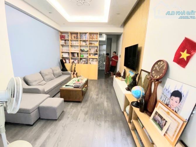 Nhà đẹp 6 tầng thang máy, vị trí vàng Cầu Giấy, 62.4m2, 2 mặt ngõ.